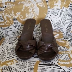 Brown wedge
